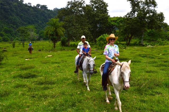 Ruta a caballo en familia